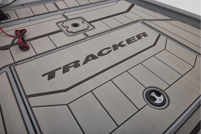 BASS TRACKER Classic CC | 16ft. 8in. Mod V Center Console